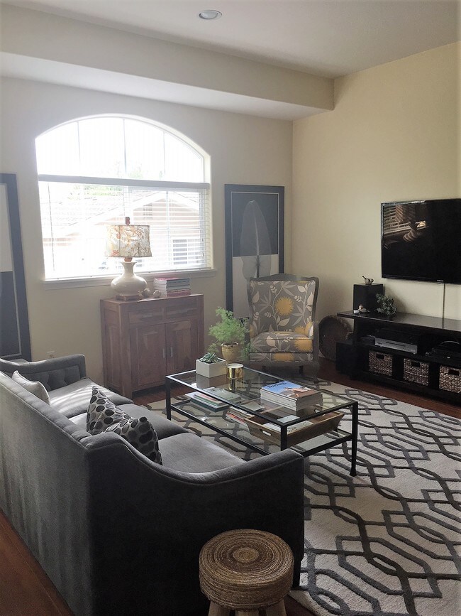 Building Photo - 5310 Colodny Dr