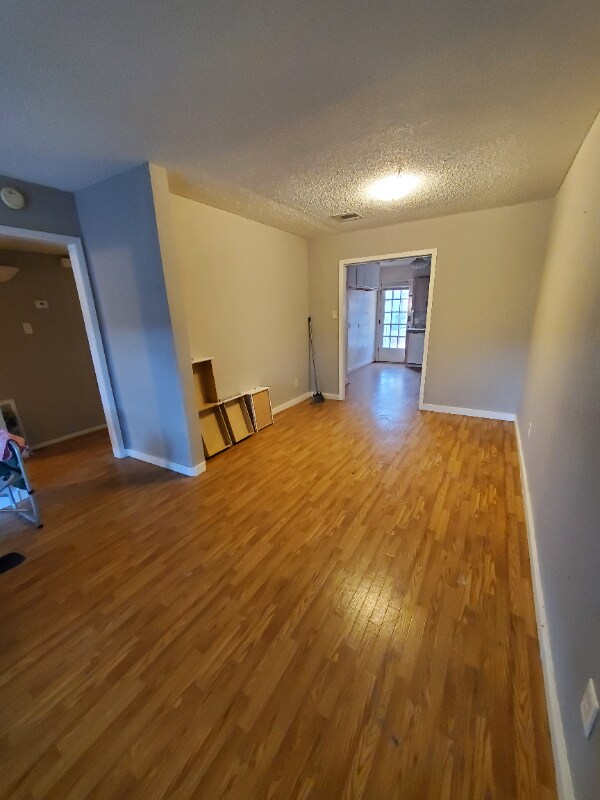 Building Photo - 1016 E Tri Oaks Ln