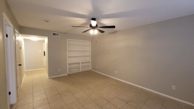 Building Photo - MOVE IN SPECIAL $500 OFF FIRST MONTH RENT-Lovely 2 bedroom apartment in Balcones Heights