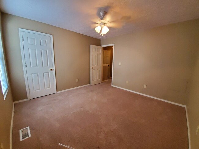 Building Photo - 4 bedroom, 2 bathroom duplex.