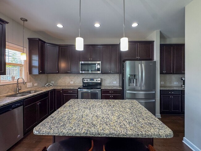 Building Photo - Gorgeous 4 Bed 2.5 Bath Home with Fenced Backyard