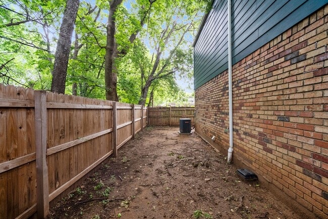 Building Photo - Diamond Villas