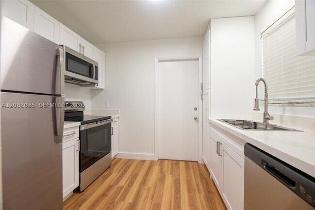 Building Photo - 2441 SW 82nd Ave