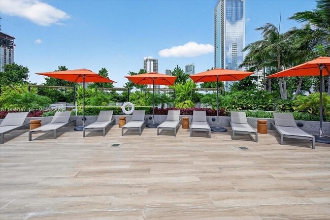 Building Photo - 700 NE 24th St