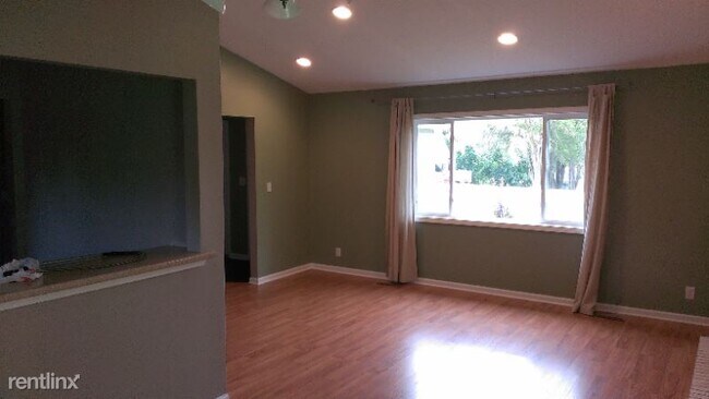Building Photo - 3 br, 1.5 bath House - 1110 Hayden Dr