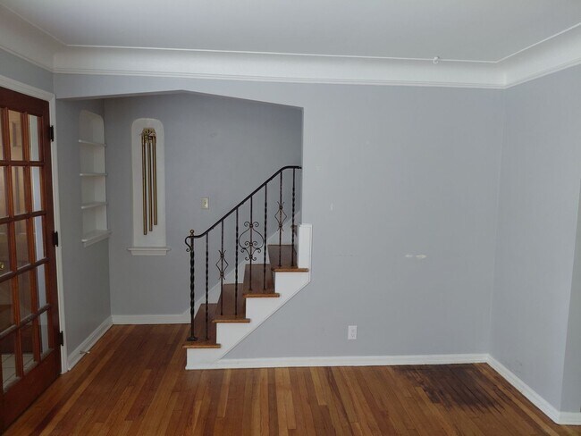 Building Photo - 4 bedroom, 2 full bath bungalow near Cedar and Warrensville