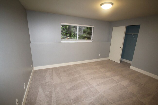 Building Photo - SEATTLE 2 BED, 1 BATH CONDO FOR RENT AVAIL...