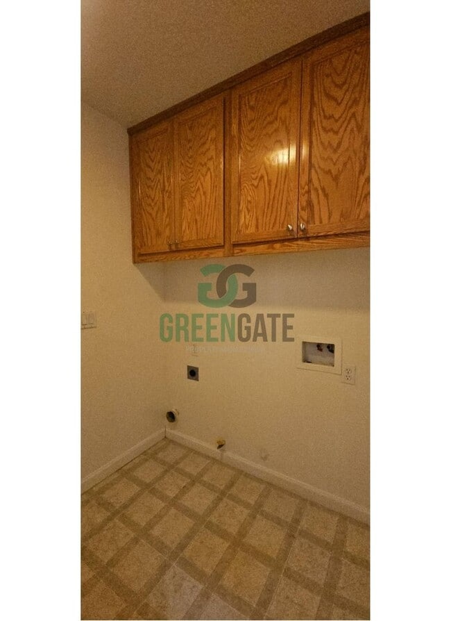 Building Photo - Beautiful 4 Bedroom, 3 Bathroom Home in Tr...
