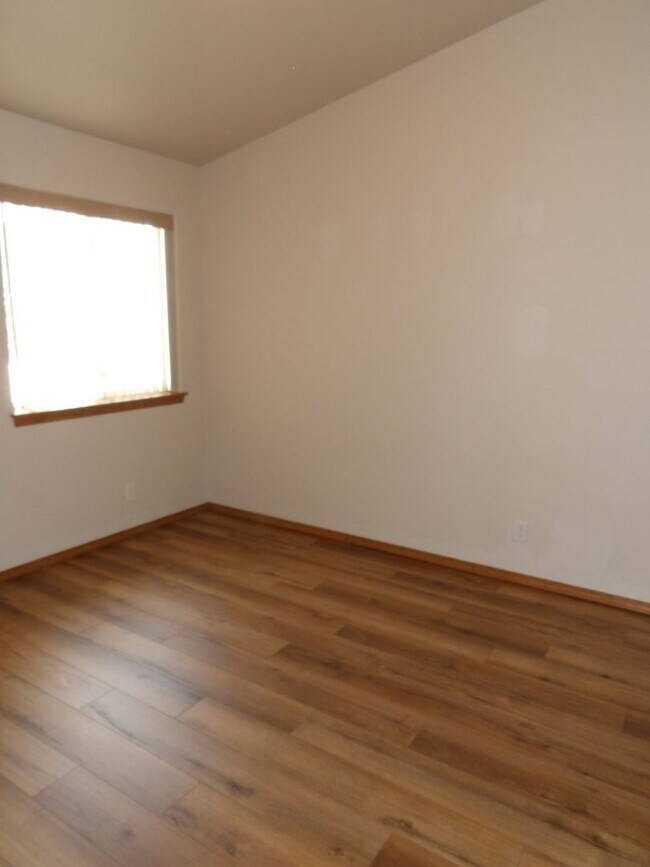 Building Photo - CDA Place Garden Home in Gated Community!