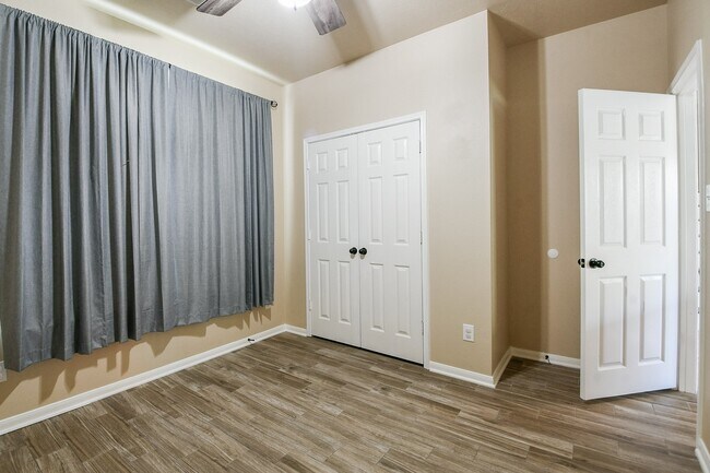 Building Photo - 5410 Linden Grove Ct