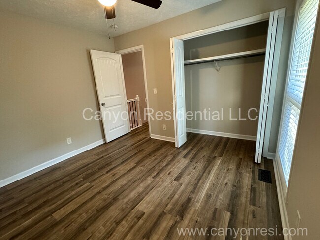 Building Photo - 7104 Old Castle Dr