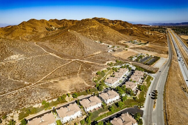 Building Photo - 2 bedroom Condo with an attached garage an...