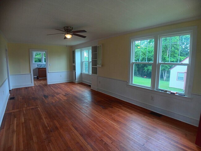 Building Photo - Radford, 3BR / 1BA, Available 8/14