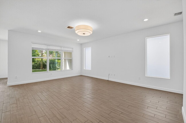 Building Photo - 4280 Buttonwood Dr