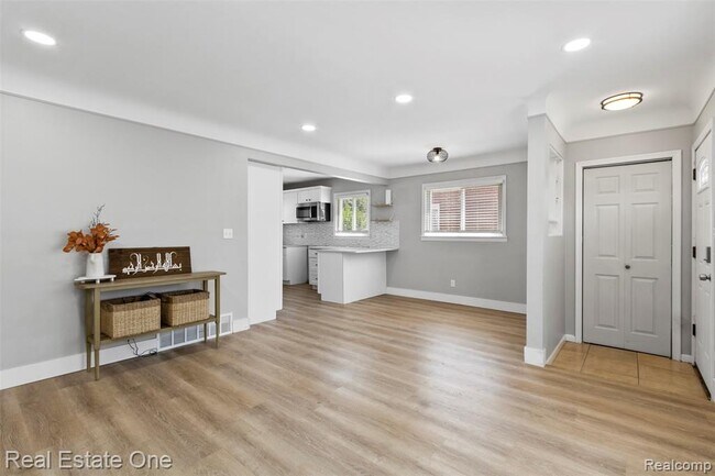 Building Photo - 6118 Amboy St