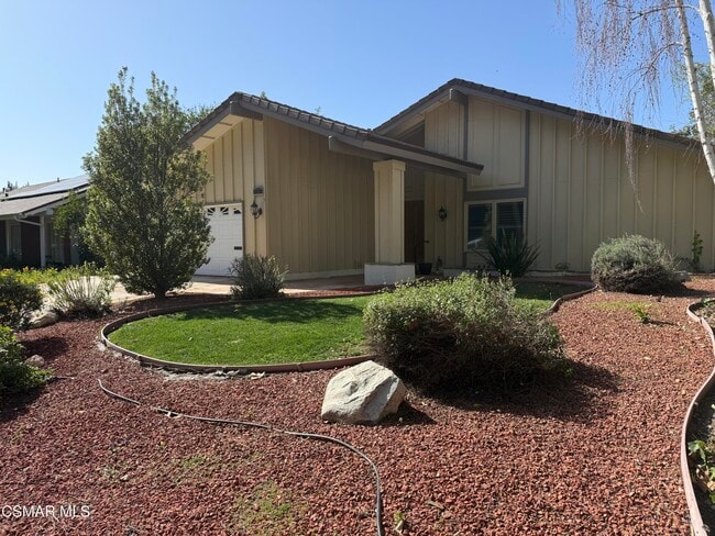 Building Photo - 2923 E Sierra Dr