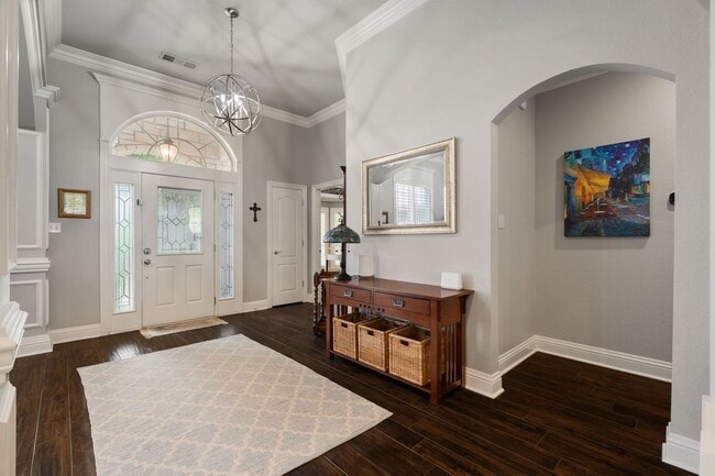 Building Photo - Luxury Living