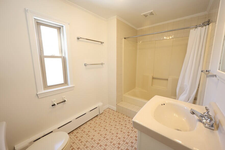 Building Photo - 31 June St