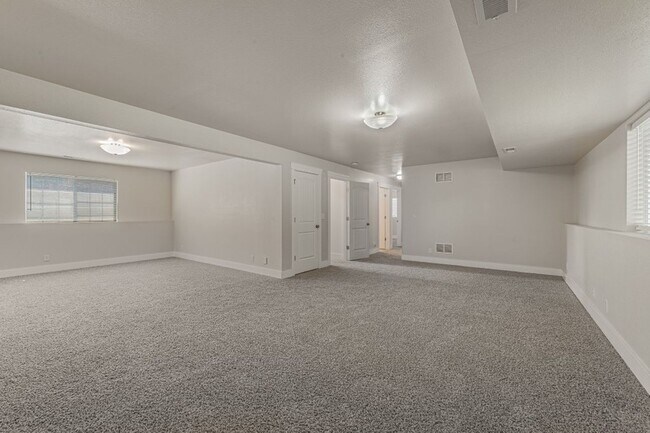 Building Photo - 5 bed 3 bath split level near State Line