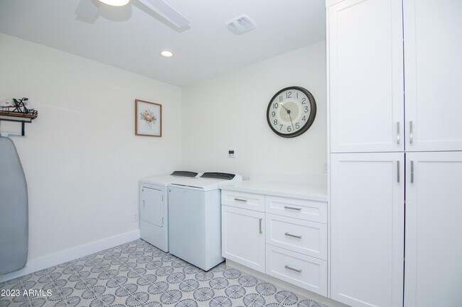 Building Photo - 4335 E Clarendon Ave