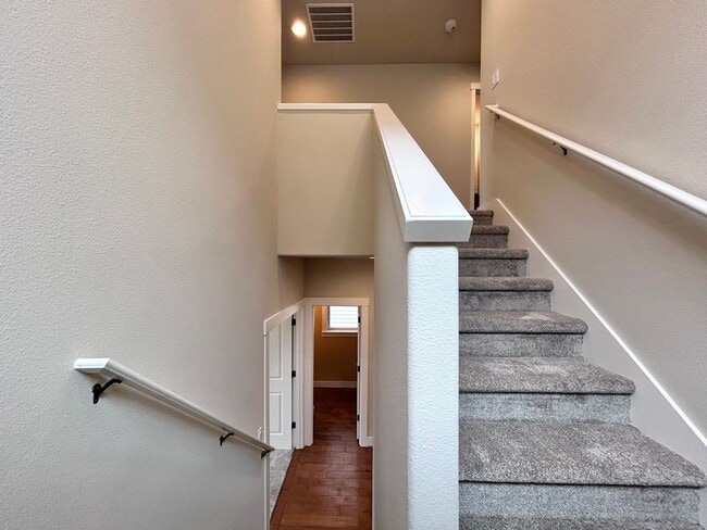 Building Photo - Incredibly Large 4 Bed 2.5 Bath Charmer!