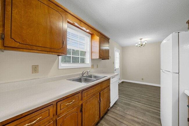 Building Photo - 1 Bedroom Pet Friendly Home For Rent Near Dover Crossing!