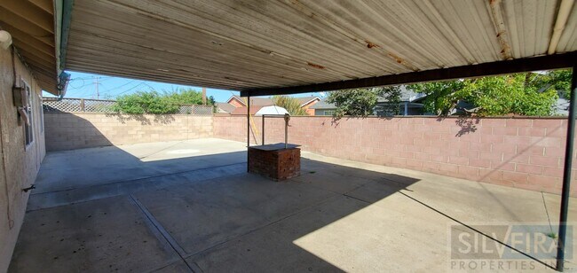 Building Photo - 1642 N Russell Ave