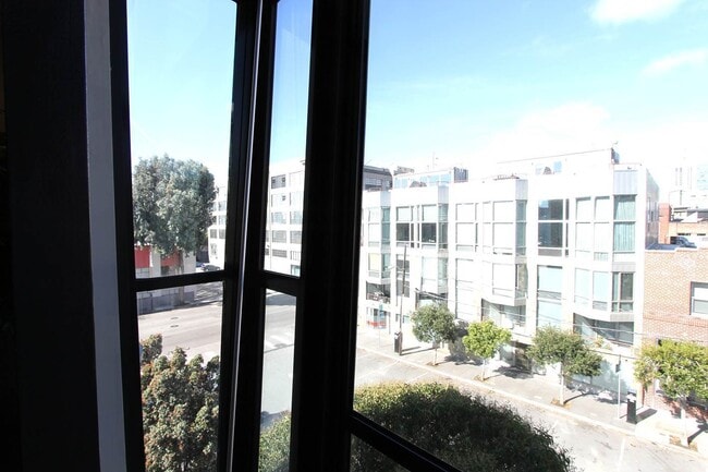 Building Photo - Rare Loft Style Condo, Huge Windows, High Ceilings, 1.5BR/2BA/3 Stories, Perfect Location!