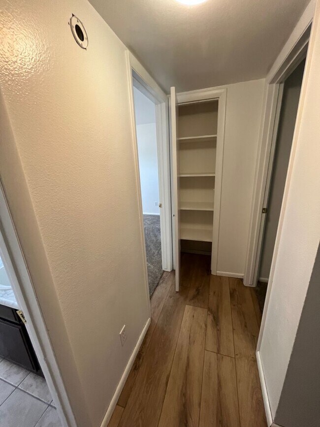 Building Photo - Great 2 bedroom 1 bathroom Provo Apartment