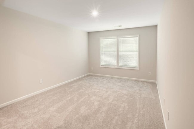 Building Photo - 421 Midland Pnes Dr