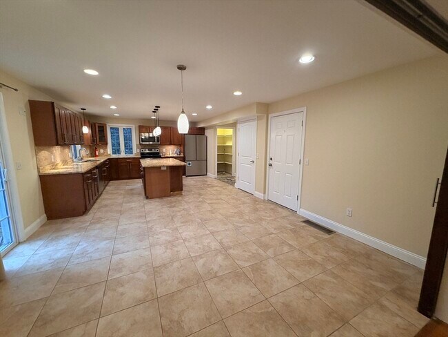 Building Photo - 112 E Quinobequin Rd