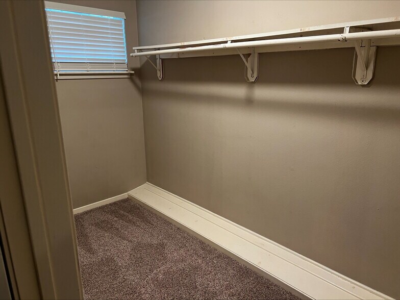 Building Photo - 835 Chatwood Dr