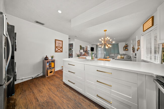 Building Photo - 197 SE Village Dr