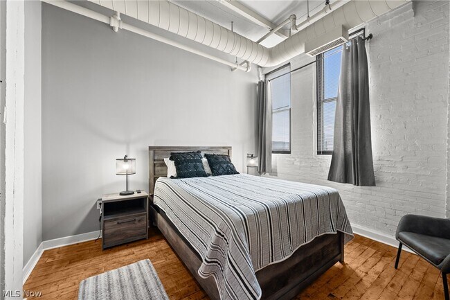 Building Photo - 1133 W 9th St