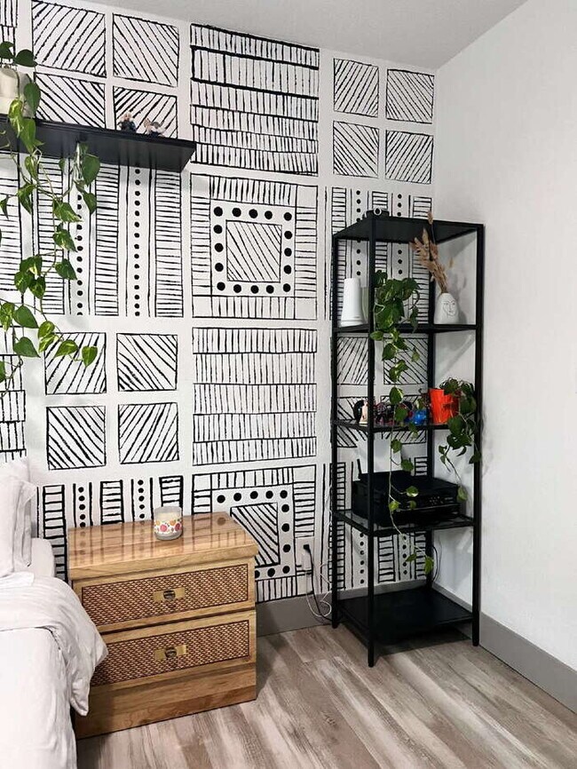 Building Photo - "Charming 2-Bed, 2-Bath Gem in the Heart of St. Petersburg – 1100 Sq. Ft. of Comfort!"