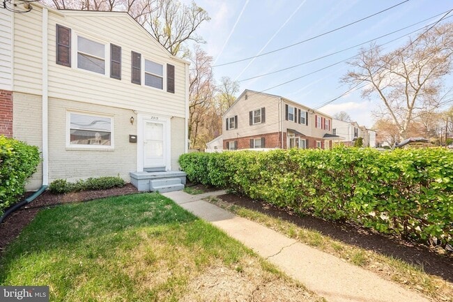 Building Photo - 2319 Riverview Terrace