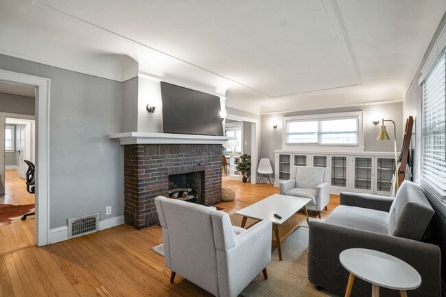 Building Photo - Rare quality UWM Flat , Walk to Campus!