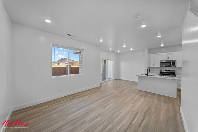 Building Photo - 1037 E Malibu Ln