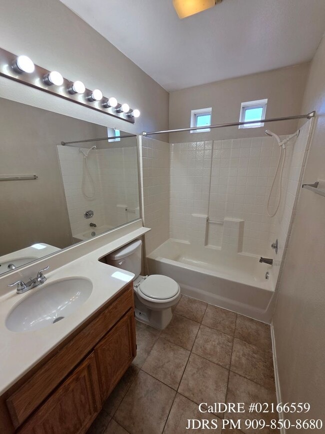 Building Photo - Ontario 3 Bedroom Condo