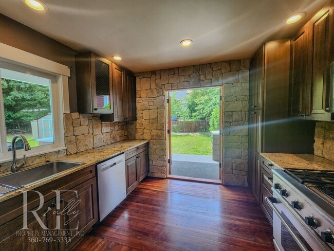 Building Photo - Stunning Water-View Haven and Stress-free ...