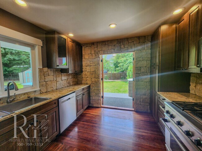 Building Photo - Stunning Water-View Haven