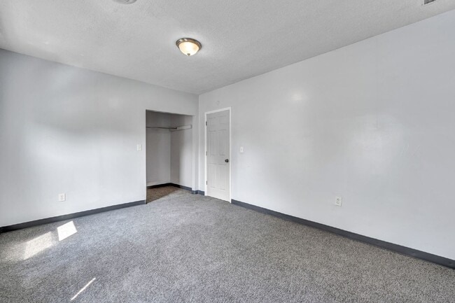 Building Photo - Spacious 5 Bedroom - Vouchers Accepted