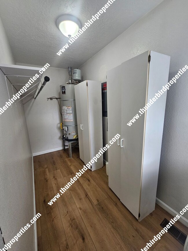 Building Photo - Great 3 bedroom with an office