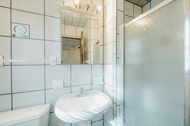 Building Photo - 610 E 54th St