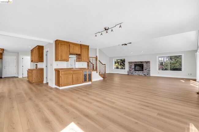 Building Photo - 5650 Edgeview Dr