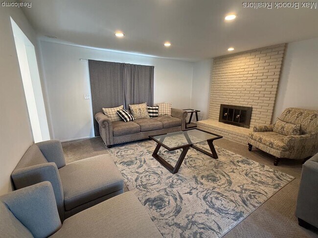 Building Photo - 4803 Thorntree Dr
