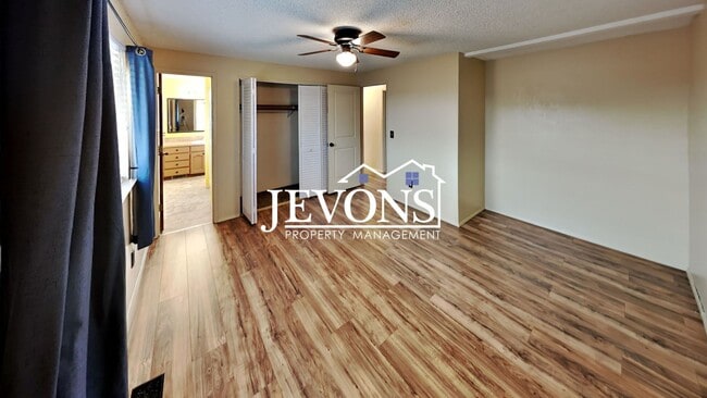 Building Photo - $900 Rent Credit | 3-bedroom single-family home near Randall Park with access to schools, shoppin...