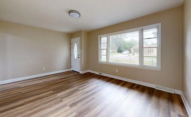 Building Photo - PENDING 3 Bed 2 Bath Home