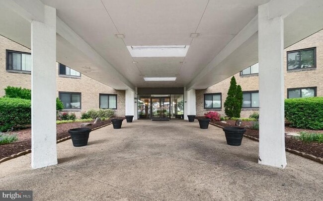 Building Photo - 3450 Toledo Terrace