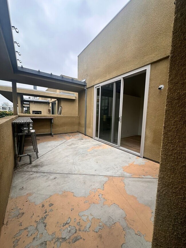 Building Photo - DOWNTOWN GEM - Two-level loft with private...
